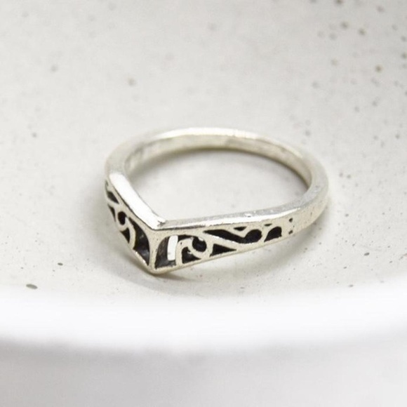 Pointed Triangle Ring - Picture 3 of 4